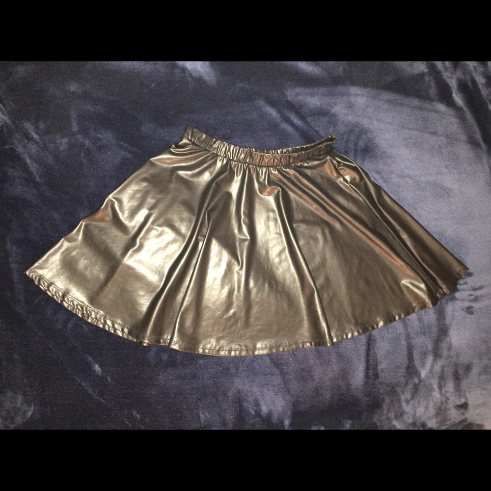 Faux shiny leather black skirt